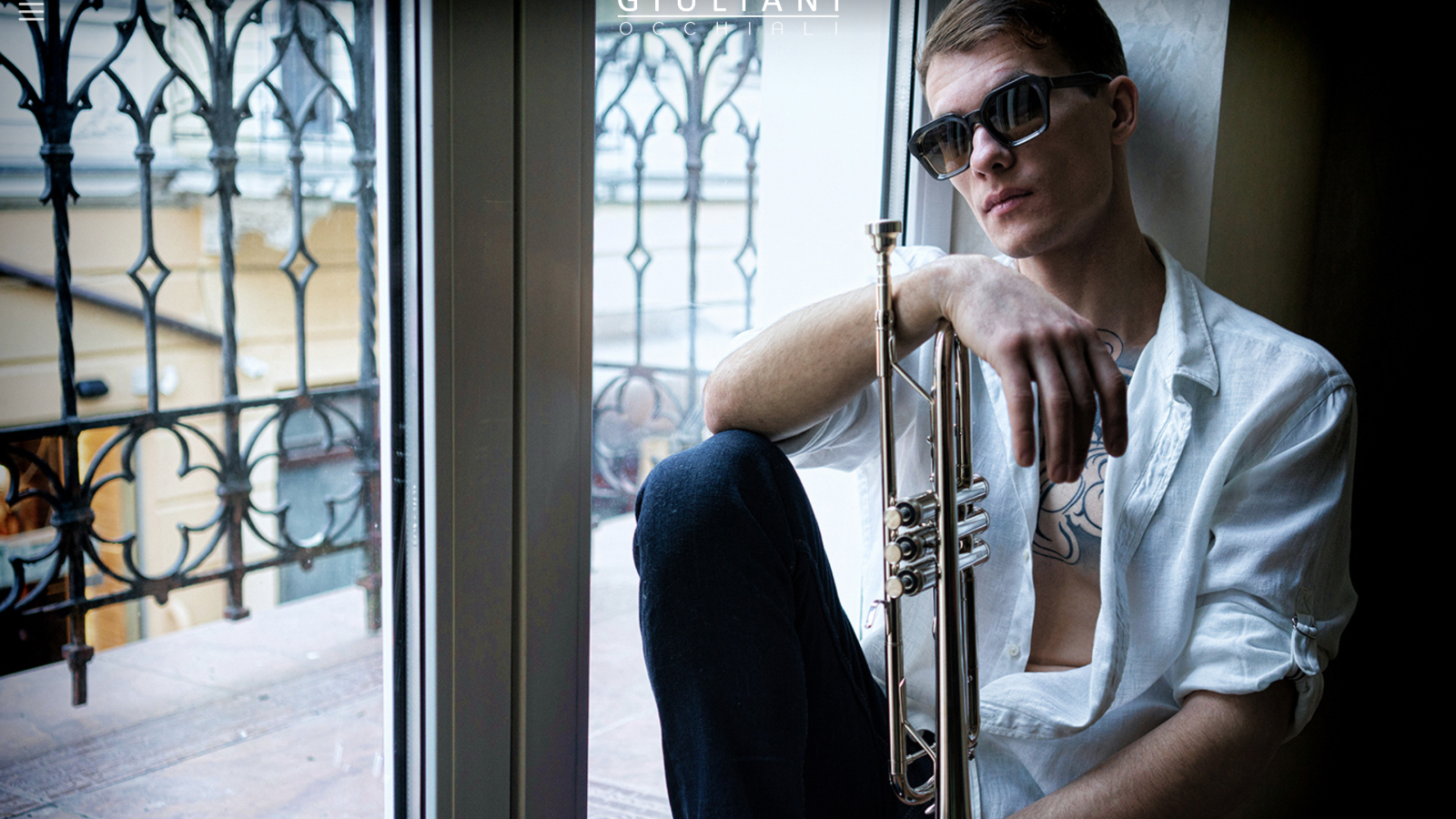 Modelo con gafas de Giuliani