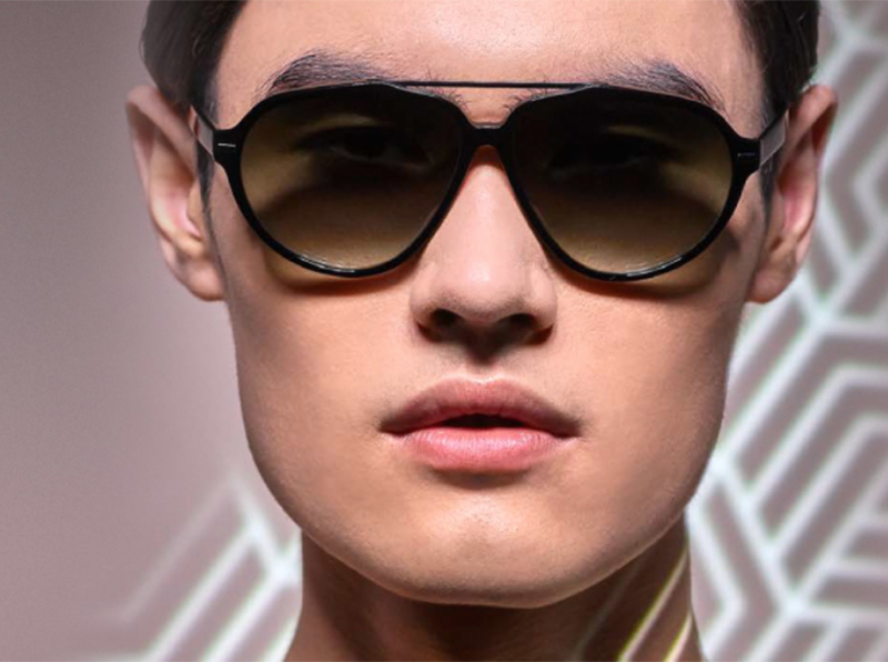 Modelo con gafas de Trama, disponibles en Espacio Óptico